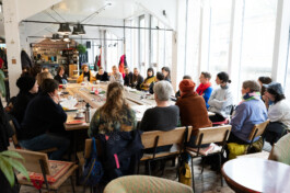 Foto von Kolleg*innen in einem Roundtable Workshop im Badeschiff Wien