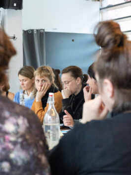 Foto von Kolleg*innen an einem Round Table Workshop im Badeschiff Wien 