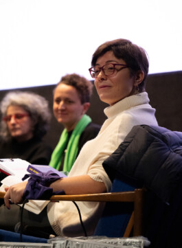 Foto von Panelgästen und Moderation auf der Bühne im Stadtkino Wien 