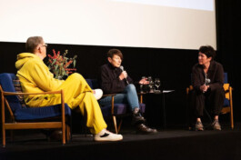 Foto von Panelgästen und Moderation auf der Bühne im Statdkino Wien