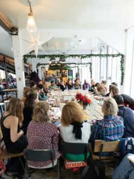 Foto von Kolleg*innen an einem Round Table Workshop im Badeschiff Wien 
