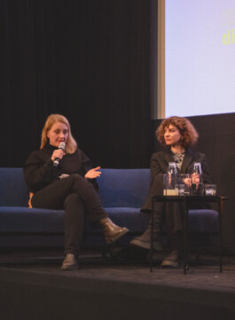 Foto von Panelgästen auf der Bühne im Stadtkino Wien 