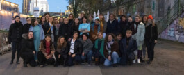 Gruppenfoto von Workshop Teilnehmer*innen vor dem Badeschiff Wien 