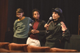 Foto von Panelgästen und Moderation vor der Bühne im Stadtkino Wien 