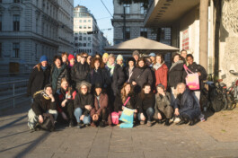Gruppenfoto von dieRegisseur*innen vor dem Stadtkino Wien 